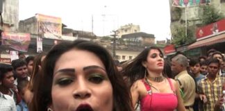 बीच सड़क पर लड़कियां नाचती रही और पुलिस वाले कुछ नहीं कर सके