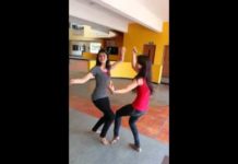दो भारतीय लड़कियों ने मॉल में करा बेहद हॉट और खूबसूरत डांस, देखें वीडियो