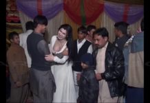 पार्टी में लड़कियों ने करा हॉट मुजरा डांस, देखें वीडियो