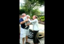 देखें कुत्ते और इंसान के बीच का एक प्यार भरा लम्हा, ऑंखें भर आएगी आपकी