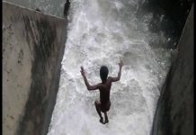 देखिए तेज़ रफ्तार पानी में मासूमों के जानलेवा स्टंट