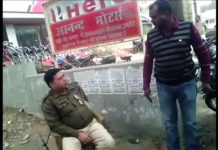 अवैध वसूली से तंग आकर पुलिस पर भड़का वाहन चालक, देखें फिर क्या हुआ