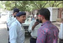 वर्दी का रौब या बिना बात की हेकड़ी, मीडिया कवरेज पर भड़के ट्रैफिक पुलिसकर्मी
