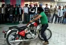 इस आदमी ने रॉयल एनफील्ड से करा खतरनाक स्टंट, देखें वीडियो