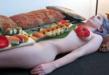 दुनिया के सबसे अनोखे रेस्ट्रोरेंट, कपडे उतार कर होती हैं सर्विस