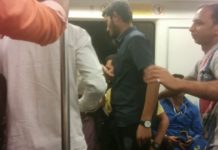 दिल्ली मेट्रो में हुई दो आदमियों के बीच खतरनाक फाइट, देखें वीडियो