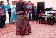 डांस क्लास में लड़की ने करा हॉट डांस, वीडियो हुआ वायरल