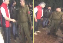 फौजी अफसर ने रोड पर ही कराई नशेड़ी पुलिस अफसर की परेड