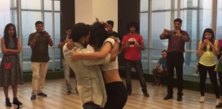 फॉरेनर कपल ने करा बेहद हॉट रोमांटिक कपल डांस,जरूर देखें