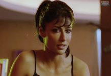 देखिये देसी बॉयज़ मूवी का सबसे छूट सीन, एक्ट्रेस बिकिनी में लग रहीं हैं बेहद हॉट