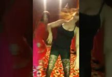 छोटे कपडे पहन इस लड़की ने करा हॉट डांस, पार्टी में फुकी जान