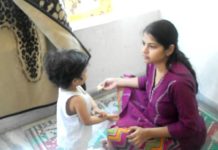 देखिए माँ और बच्चे की प्यार भरी लड़ाई, दिल को छू लेगा यह वीडियो