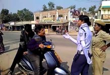 देखिये जब ट्रैफिक पुलिस ने पकड़ा दो छोटे बच्चो को स्कूटी चलाते हुए, फनी वीडियो