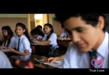 स्कूल में हुआ लड़की लड़के को प्यार, देखें रोमांटिक लव स्टोरी