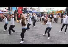 बिच सड़क लड़कियों ने करा बेहद शानदार डांस, देखिये वीडियो