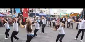 बिच सड़क लड़कियों ने करा बेहद शानदार डांस, देखिये वीडियो